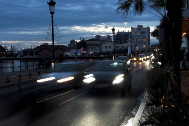 Güneş ufkun altına batarken Selanik 'in hareketli limanının dinamik enerjisini hissedin.