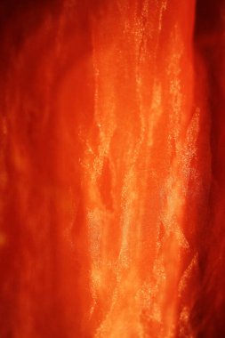 Bu ışıldayan portakal perdesinin lüks dokusunda güneşli narenciye ağaçlarını anımsatarak eğlen.