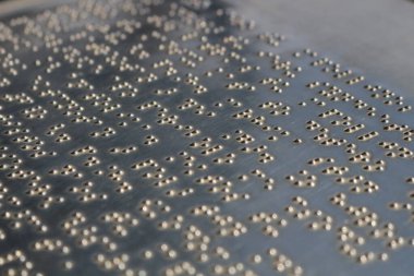 Ellerin kabartma dilin yükseltilmiş noktalarında incelikle gezindiği dokunsal iletişim dünyasını keşfedin.