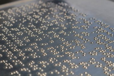 Ellerin kabartma dilin yükseltilmiş noktalarında incelikle gezindiği dokunsal iletişim dünyasını keşfedin.