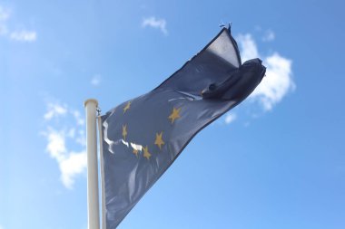 Avrupa Birliği bayrağı gururla yüksekte dalgalanırken, işbirliği ve dayanışmanın amblemine tanık olun.