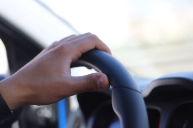 Hareketteki Mürekkep: Dövmeli Eller Güneş Işığı Altında Direksiyon