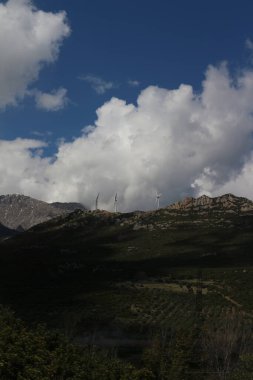 Nefes kesen dağ manzaralarında bir yolculuğa çıkın. Gök mavisi bulutlarla bezenmiş, macera ve merakla dolu manzaralı bir yolculuk için mükemmel bir zemin hazırlıyor.