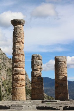 Yaz güneşinin altın ışığında yıkanan Delphi 'nin antik kalıntıları, eski uygarlıkların bir kanıtı olarak, tatil maceracılarını, Yunanistan' ın tarihsel hazinelerinin ebedi güzellikleri arasında tarihsel geçmişlerini keşfetmeye davet ediyor.