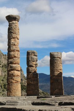 Yaz güneşinin altın ışığında yıkanan Delphi 'nin antik kalıntıları, eski uygarlıkların bir kanıtı olarak, tatil maceracılarını, Yunanistan' ın tarihsel hazinelerinin ebedi güzellikleri arasında tarihsel geçmişlerini keşfetmeye davet ediyor.