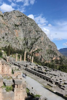 Yaz güneşinin altın ışığında yıkanan Delphi 'nin antik kalıntıları, eski uygarlıkların bir kanıtı olarak, tatil maceracılarını, Yunanistan' ın tarihsel hazinelerinin ebedi güzellikleri arasında tarihsel geçmişlerini keşfetmeye davet ediyor.