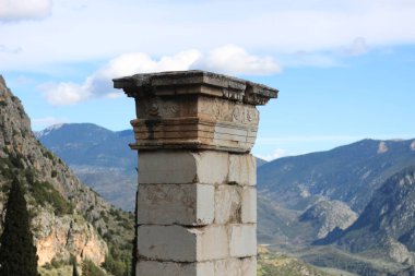 Delphi 'nin eski harabelerinin karmaşık detaylarını araştır, yıpranmış taşlar antik zamanların hikayelerini fısıldıyor, ziyaretçileri Yunanistan' ın tarihsel geçmişinin gizemlerini çözmeye davet ediyor,