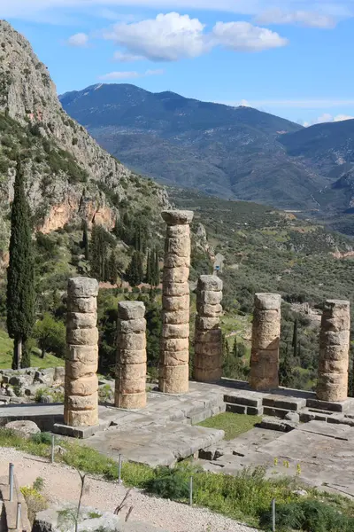 Delphi 'nin antik kalıntıları arasında dimdik ayakta duran yıpranmış sütunlar, yüzyıllar süren tarihe tanıklık ederek bu kutsal yerin kalıcı mirasına karşı bir merak ve saygı hissi uyandırıyor.