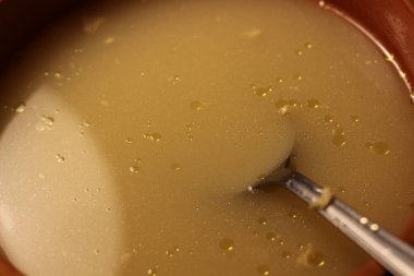 Sıcak bir kase tavuk çorbası ruhu rahatlatır, buharı davetkar bir şekilde yükselir tavuk gibi, sağlıklı sebzeler gibi.