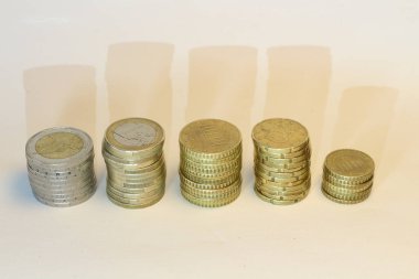 Ekonomik akış sırasında münferit avro yığınları mali varlıkların bir temsili olarak duruyor