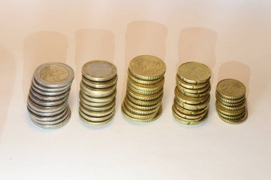 Ekonomik akış sırasında münferit avro yığınları mali varlıkların bir temsili olarak duruyor