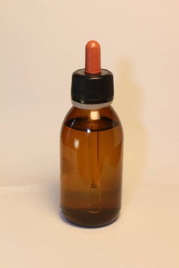 İzole edilmiş bir yağ şişesi parlak cilt bakımıyla parıldıyor. Lüks gıdaların ve dönüştürücü güzellik ritüellerinin özünü özetliyor.