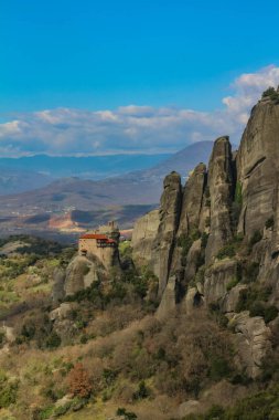 Meteora 'nın en küçük kiliselerinin bile nefes kesen doğal güzelliğin ortasında huzurlu bir geri çekilme sunduğu yüksek uçurumlarındaki dinginliği keşfedin.