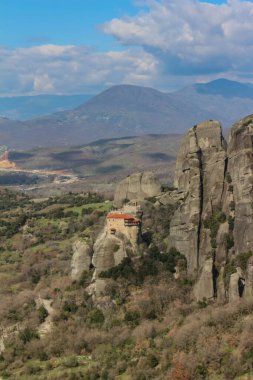 Meteora 'nın en küçük kiliselerinin bile nefes kesen doğal güzelliğin ortasında huzurlu bir geri çekilme sunduğu yüksek uçurumlarındaki dinginliği keşfedin.