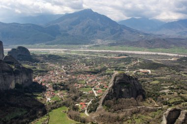 Kalambaka 'nın büyüleyici güzelliğine dikkatle bakın. Doğanın, ruhu büyüleyen pitoresk bir manzara ördüğü yer.