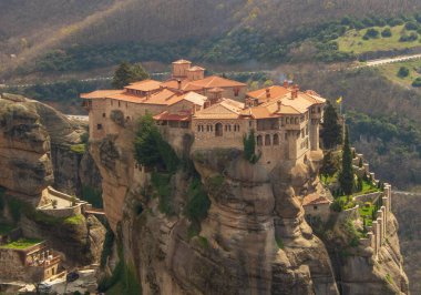 Yunanistan 'ın Meteora kentinin görkemli kayalıkları arasında yer alan Varlaam Manastırı' nın ilahi sükunetini ve mimari harikalarını tecrübe edin.