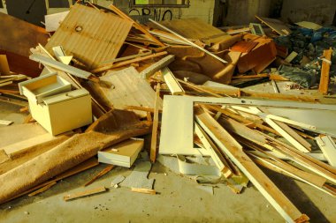 Terk edilmiş bir fabrikadaki bir çöp dağının çarpıcı görüntüsüyle kentsel bozulmanın ve çevresel bozulmanın rahatsız edici manzarasını araştır..