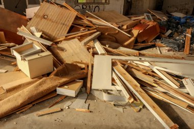 Terk edilmiş bir fabrikadaki bir çöp dağının çarpıcı görüntüsüyle kentsel bozulmanın ve çevresel bozulmanın rahatsız edici manzarasını araştır..
