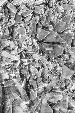 Parçalanmış camların parçalanmış dünyasına bu büyüleyici dokuyla dalın. Parçalanmış camların karmaşık desenlerini ve sivri uçlarını yakalayın.