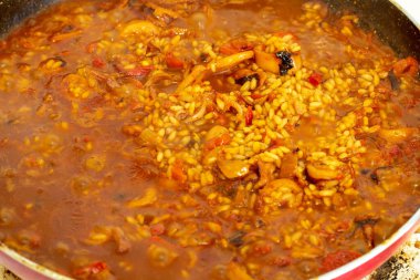 İspanyol mutfağı sanatına dalın canlı renkler ve nefis paella aromaları hazırlanırken canlansın.