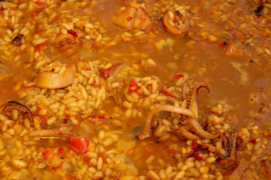 İspanyol mutfağı sanatına dalın canlı renkler ve nefis paella aromaları hazırlanırken canlansın.