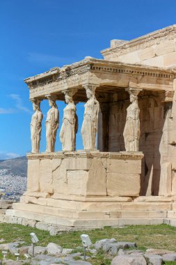 Akropolis 'in zirvesinde büyüleyici bir dönüm noktası olan Erechtheion' un mimari mucizesini keşfedin, turistleri çekin ve seyahat promosyonları ve tarihi takdir için ticari bir varlık olarak hizmet verin.