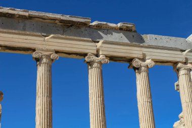 Antik Yunan 'ın cazibesini Partenon' un mermer zarafeti, tarihi ihtişam ve kültürel zenginliğin ortasındaki turizm için bir yol gösterici olarak araştırın.