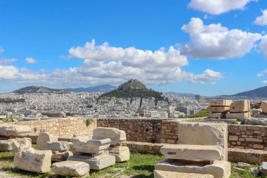 Lycabettus Tepesi 'nin göz kamaştırıcı manzarasına Akropolis' in yüksek görüş noktasından bakın, Atina 'nın büyüleyici manzarasının ve mimari ihtişamının özünü yakalayın..