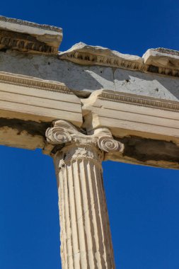 Antik Yunan 'ın cazibesini Partenon' un mermer zarafeti, tarihi ihtişam ve kültürel zenginliğin ortasındaki turizm için bir yol gösterici olarak araştırın.