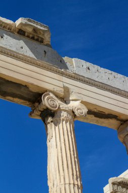 Antik Yunan 'ın cazibesini Partenon' un mermer zarafeti, tarihi ihtişam ve kültürel zenginliğin ortasındaki turizm için bir yol gösterici olarak araştırın.