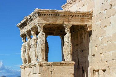 Akropolis 'in zirvesinde büyüleyici bir dönüm noktası olan Erechtheion' un mimari mucizesini keşfedin, turistleri çekin ve seyahat promosyonları ve tarihi takdir için ticari bir varlık olarak hizmet verin.