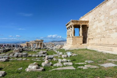 Akropolis 'in zirvesinde büyüleyici bir dönüm noktası olan Erechtheion' un mimari mucizesini keşfedin, turistleri çekin ve seyahat promosyonları ve tarihi takdir için ticari bir varlık olarak hizmet verin.