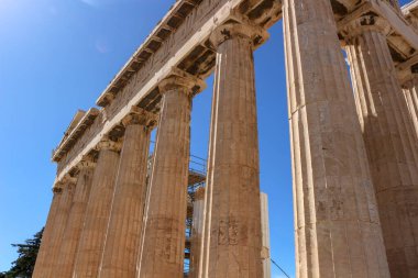 Antik Yunan 'ın cazibesini Partenon' un mermer zarafeti, tarihi ihtişam ve kültürel zenginliğin ortasındaki turizm için bir yol gösterici olarak araştırın.