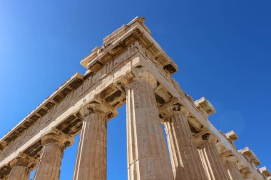 Antik Yunan 'ın cazibesini Partenon' un mermer zarafeti, tarihi ihtişam ve kültürel zenginliğin ortasındaki turizm için bir yol gösterici olarak araştırın.