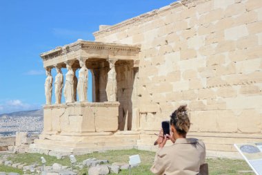 Akropolis 'in zirvesinde büyüleyici bir dönüm noktası olan Erechtheion' un mimari mucizesini keşfedin, turistleri çekin ve seyahat promosyonları ve tarihi takdir için ticari bir varlık olarak hizmet verin.