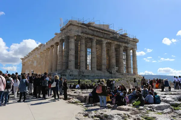 Parthenon 'un yenileme dönemindeki dönüşümüne tanık olmak, engellenen turizm beklentileri ile antik sanatın titiz restorasyonu arasındaki hassas dengeyi sembolize ediyor.