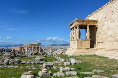 Akropolis 'in zirvesinde büyüleyici bir dönüm noktası olan Erechtheion' un mimari mucizesini keşfedin, turistleri çekin ve seyahat promosyonları ve tarihi takdir için ticari bir varlık olarak hizmet verin.