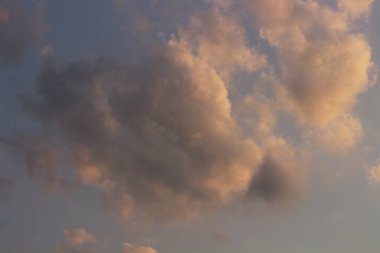 Gökyüzünde renkli bulutların nefes kesici görüntüsü, canlı renkler ve yumuşak eğilimler sergiliyor.