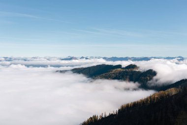 Dağları ve bulutları olan güzel bir manzara