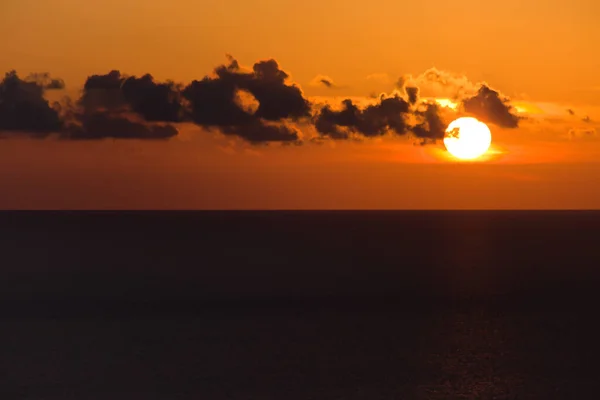 Красивый Вид Море Вечером Облаками Закатом — стоковое фото