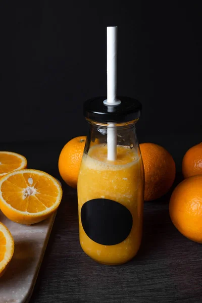 オレンジ ジューシーな果物は黒の背景に隔離されます フレッシュジュース ストック画像