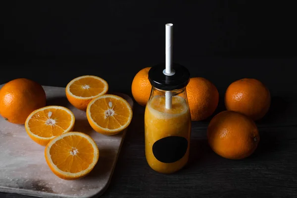 オレンジ ジューシーな果物は黒の背景に隔離されます フレッシュジュース ロイヤリティフリーのストック写真