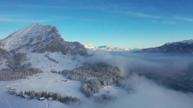 İsviçre Alpleri 'ndeki harika bir karlı arazide 4K' da harika bir hava görüntüsü..