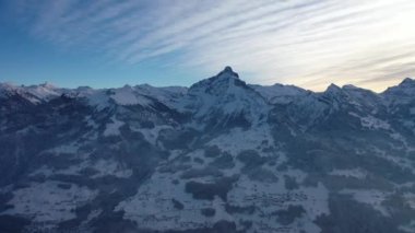 Glarus Kantonu 'nda muhteşem bir sabahta karlı İsviçre Alpleri' nin harika hava görüntüleri..