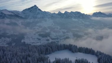4K 'da İsviçre Alpleri' ndeki karlı kış manzarasının harika hava görüntüleri..