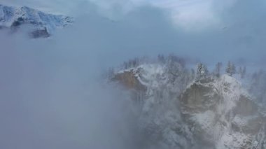 4K 'de destansı sisli havayla karlı kış manzarasının inanılmaz hava görüntüleri..