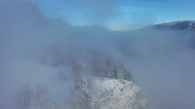 4K 'da İsviçre Alpleri' ndeki karlı kış manzarasının harika hava görüntüleri..