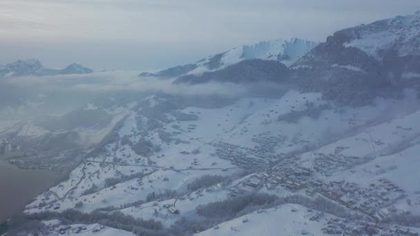 Wspaniałe Zdjęcia Lotnicze Śnieżnych Alp Szwajcarskich Przepiękny Poranek Kantonie Glarus — Wideo stockowe