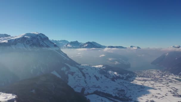 在一个阳光灿烂的日子里 在瑞士卢塞恩州的雪景上拍摄了4K级的壮丽航拍 — 图库视频影像