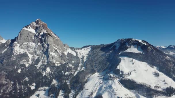 Niesamowite Zdjęcia Lotnicze Nad Szwajcarskimi Górami Nad Pięknym Ośrodkiem Narciarskim — Wideo stockowe